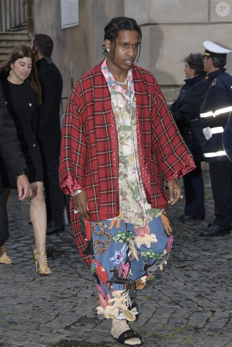 foto asap rocky da gucci ai musei capitolini|ASAP Rocky alle sfilate di Milano con la gonna.